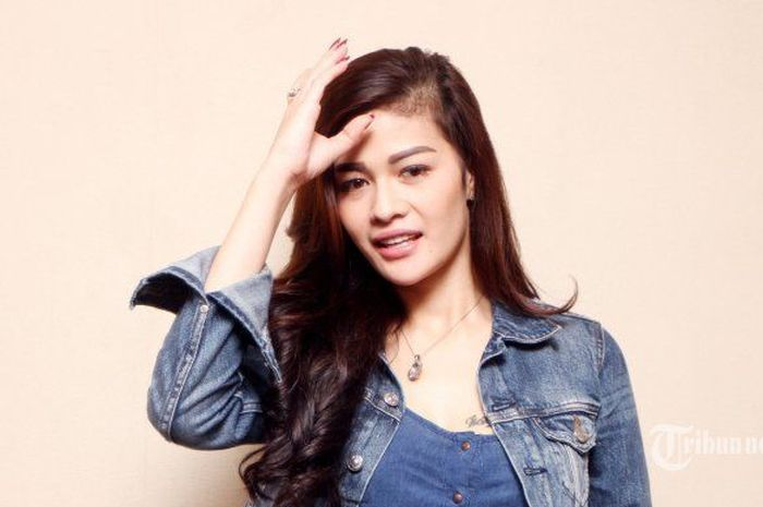 Hesty Klepek-Klepek menikah dengan pria 15 tahun lebih tua
