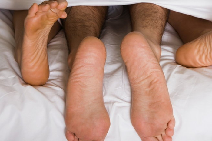 Pengantin wanita bernama Ati itu lupa memakai celana dalam usai melakukan hubungan intim di malam pertamanya.