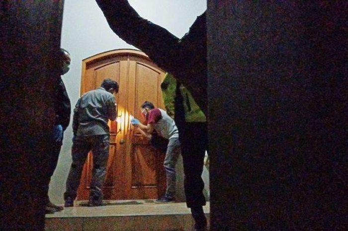 Satu keluarga ditemukan tewas bersimbah darah di rumahnya di Sukoharjo, Jawa Tengah.