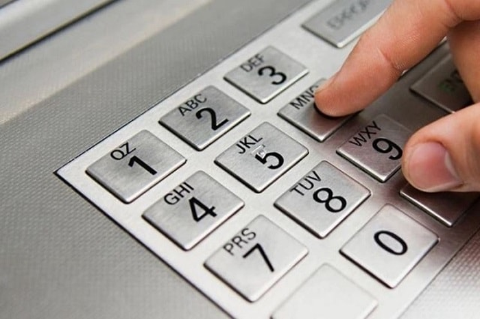Pekerja bisa langsung cek bantuan langsung tunai di ATM