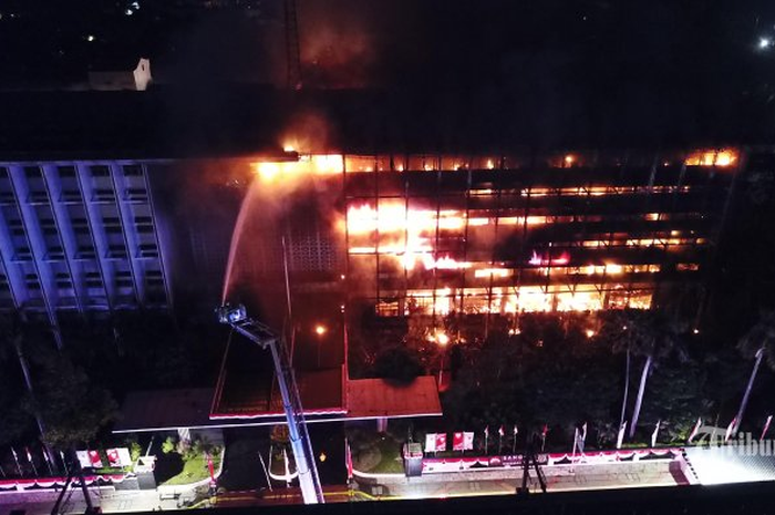 Foto dengan menggunakan drone saat petugas pemadam kebakaran (Damkar) berusaha memadamkan api yang membakar Gedung Kejaksaan Agung RI di kawasan Blok M, Jakarta Selatan, Sabtu (22/8/2020) malam. Kebakaran tersebut diperkirakan terjadi mulai pukul 19.10 WIB. 