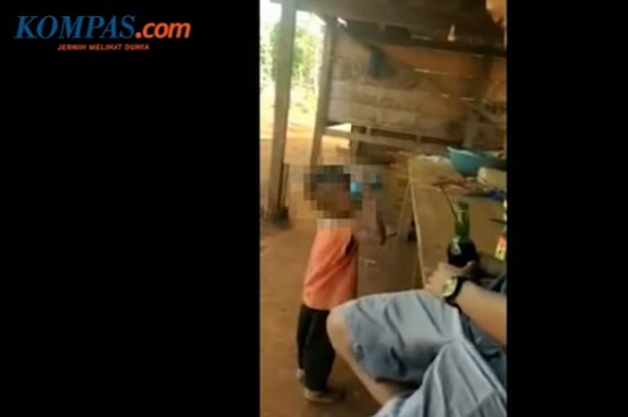 Video ini beredar di sosial media, dimana seorang bocah yang masih belia dicekokin minuman keras oleh seorang pemuda di Sulawesi Selatan