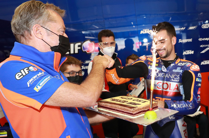 Miguel Oliveira (kanan) gak nyangka menang MotoGP Styria 2020, (23/8/2020). Rayakan kemenangan bersama bos tim Red Bull KTM Tech 3, Herve Poncharal (kiri)