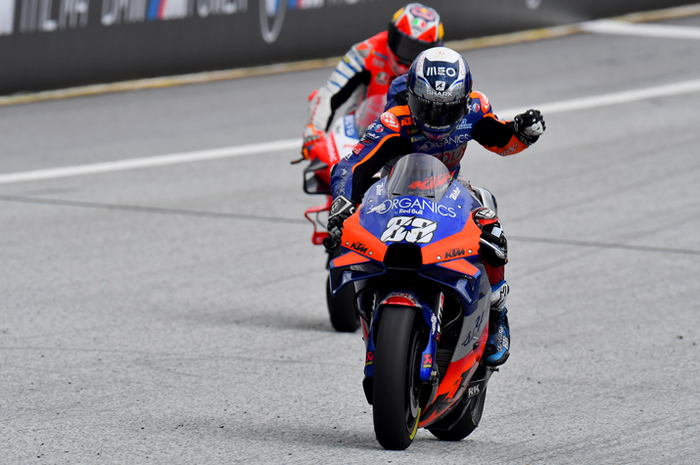 Sulitnya pembalap dan tim MotoGP satelit cari menang susahnya setengah mati. Miguel Oliveira akhirnya hentikan penantian 20 tahun tim Tech3 mengincar kemenangan di MotoGP