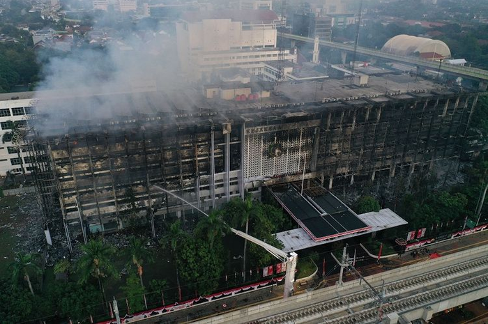 Gedung utama Kejagung yang terbakar