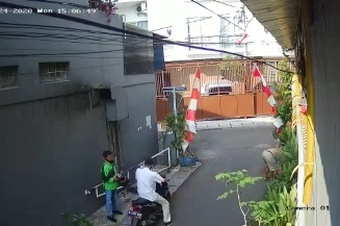 Rekaman CCTV motor ojol dibawa oleh penumpangnya