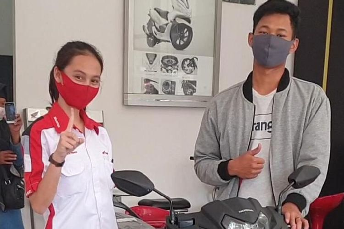 Mahasiswa ini membeli motor Honda Supra GTR 150 secara cash pakai uang koin