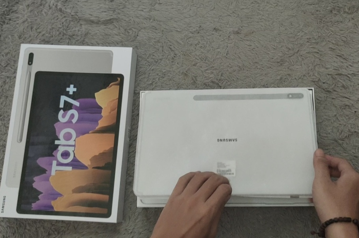 Unboxing Galaxy Tab S7+.