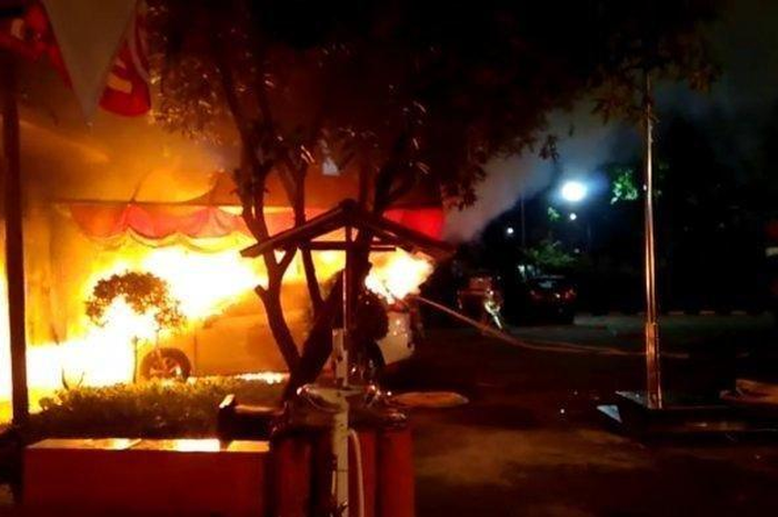Mitsubishi Xpander yang dibakar ratusan orang tak dikenal di area parkir Polsek Ciracas