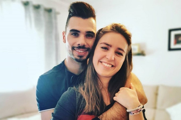 Miguel Oliveira memeluk calon istri yang adalah adik tirinya, Andreia Pimenta.