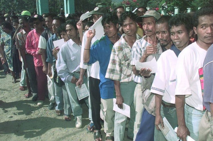 Hari ini 21 tahun lalu, negara yang kini bernama Timor Leste ini mendapat pilihan untuk melepaskan diri atau tetap bersama Indonesia