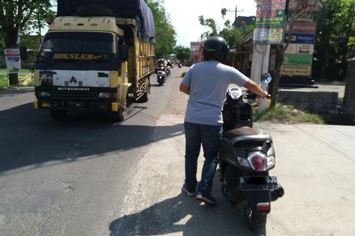 Mogok di jalan motor injeksi kehabisan bensin? Begini triknya buat hidupkan lagi.