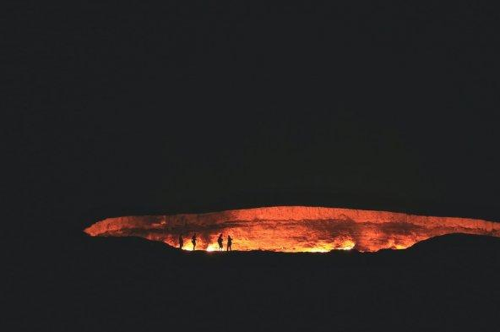 api yang menyala di kawah ini bukan karena aktivitas vulkanologi dan lava dari sebuah gunung api, melainkan karena gas yang berada di daerah tersebut.