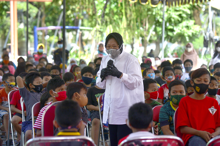Wali Kota Risma saat memberikan pengarahan kepada anak-anak Rusun Penjaringan Sari di Taman Kunang-kunang, Surabaya, Senin (31/08/2020).