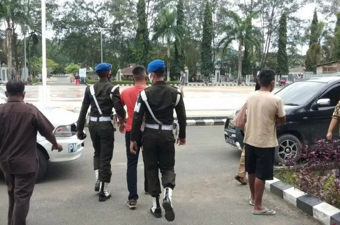 Personel Detasemen Polisi Militer XVIII/1 Sorong, membawa oknum anggota TNI AD, Prajurit Satu E (tiga kiri), di Sorong, Selasa. 