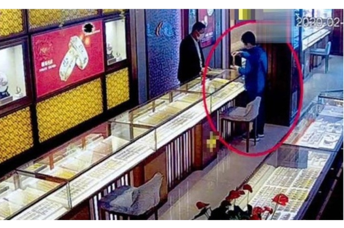 Selama pensiun dia hidup dalam kebosanan, tidak memiliki teman maupun keluarga, awalnya kehidupannya hemat.