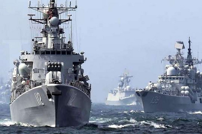 Dua kapal perang jenis Destroyer milik China saat melakukan latihan