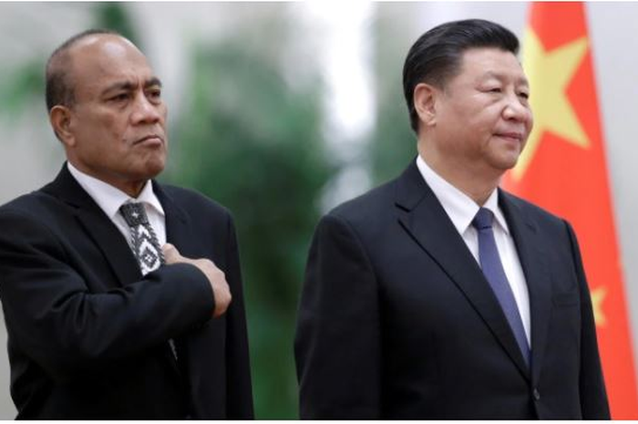 Presiden Kiribati Taneti Maamau berfoto dengan Presiden China Xi Jinping pada bulan Januari