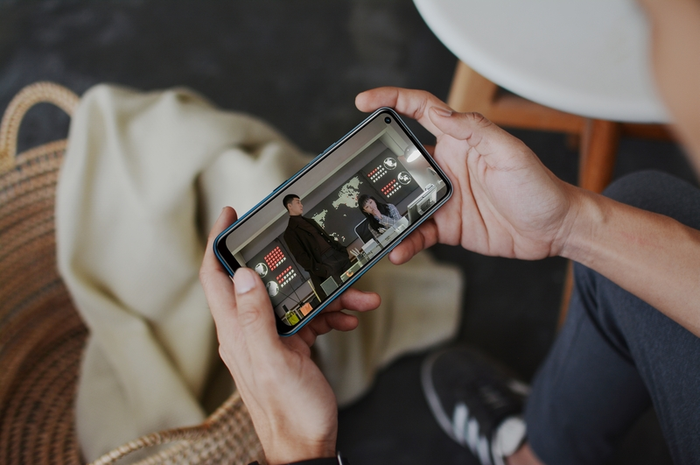 Ilustrasi nonton film di hape