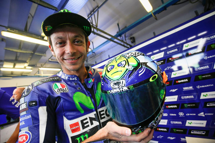 Tradisi Valentino Rossi di MotoGP San Marino kenakan helm livery khusus, seperti di 2015 dengan judul Ikan Kecil diincar HIu Putih