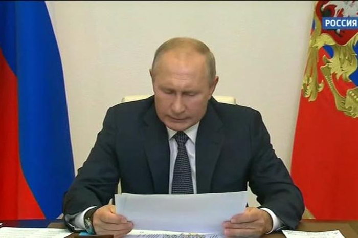 Sementara menanggapi kabar tersebut, pacar Vladimir Putin mendesak dirinya untuk meninggalkan kantor kepresidenan.