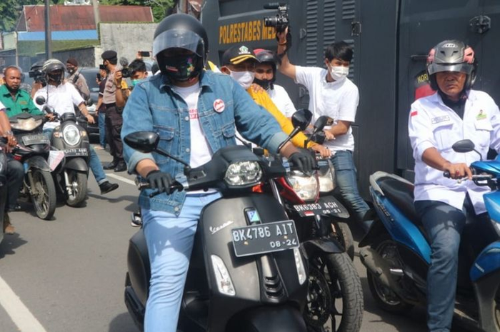 Aksi konvoi pasangan Bobby Nasution -Aulia di Medan sempat membuat polisi kerepotan mengatur para pendukung.