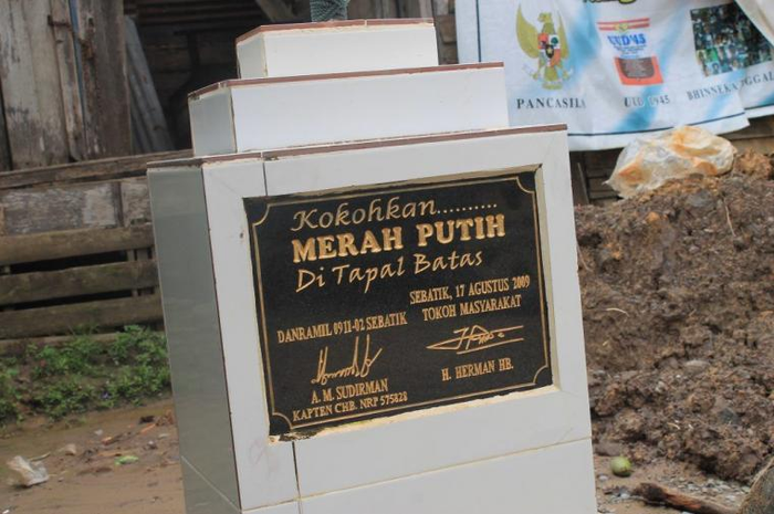 Hal itu lantaran jalan akses dari rumah mereka ke kantor Camat kini tiba-tiba telah menjadi bagian dari wilayah Malaysia.