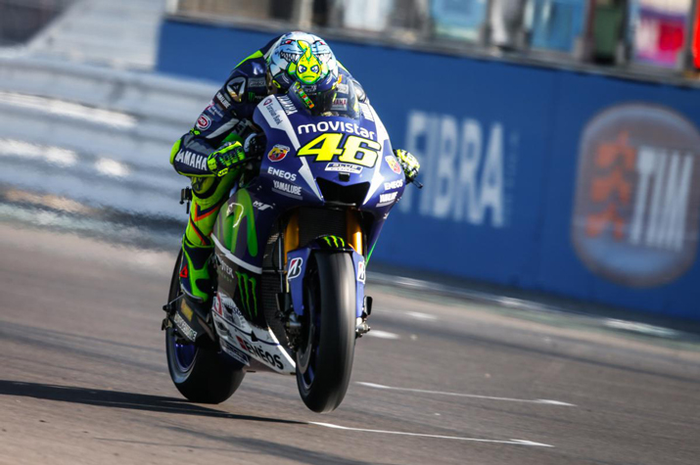 Helm livery spesial MotoGP San Marino Valentino Rossi musim 2015 berjudul The Shark. Kira-kira helm spesial Valentino Rossi di MotoGP San Marino tahun ini kayak apa ya?