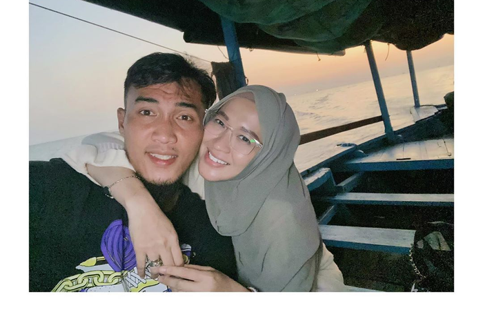 Okie Agustina dan sang Suami