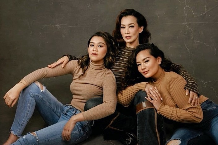 Reza Artamevia dan kedua putrinya, Zahwa dan Aaliyah Massaid