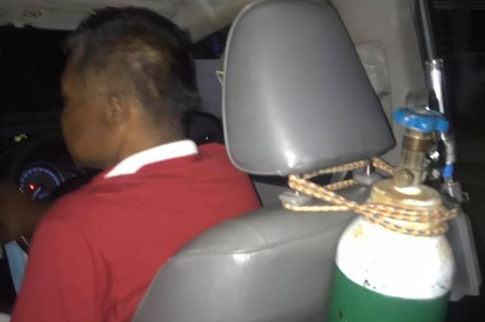 Sumeth Singpun sopir taksi di Thailand bekerja sambil memakai selang oksigen, karena sakit komplikasi di antaranya gagal ginjal, diabetes, paru-paru basah, dan kaki bengkak