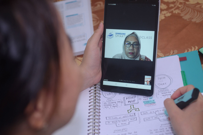 Ilustrasi belajar dari rumag secara online