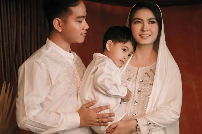 Dikenal sederhana, Selvi Ananda kepergok kenakan sepatu dengan harga fantastis saat hadiri acara ini