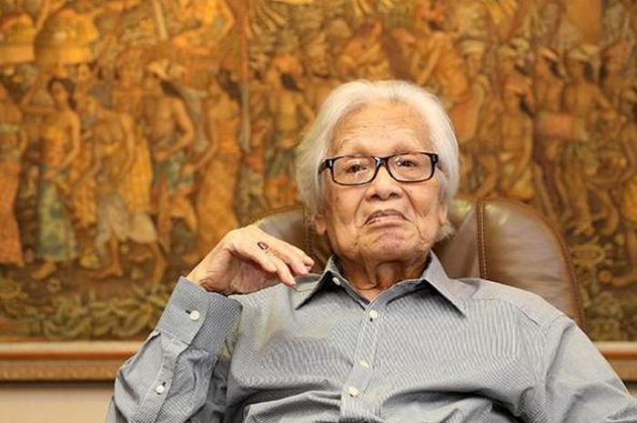 Pendiri Kompas Gramedia Jakob Oetama saat difoto di ruang kerjanya di Gedung Kompas Gramedia, Palmerah Selatan, Jakarta, Selasa (27/9/2016).