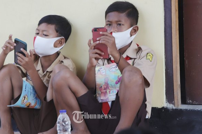 Siswa menjalani pembelajaran jarak jauh.