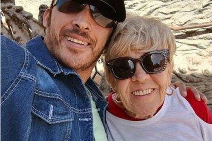 Kisah cinta yang unik dari seorang nenek berusia 80 tahun dengan seorang pria berusia 35 tahun, menceritakan malam pertama mereka.