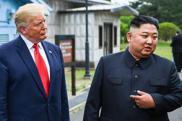 Pemimpin Korea Utara Kim Jong Un berbicara didampingi Presiden AS Donald Trump, di zona demiliterisasi (DMZ) Korea, Minggu (30/6/2019). Kedatangan Trump ke zona demiliterisasi Korea awalnya diagendakan untuk pertemuan dengan Presiden Korea Selatan Moon Jae-in, namun Presiden Moon mengatakan fokus ak