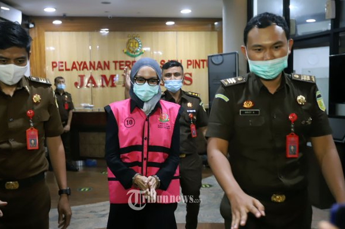 Tersangka Pinangki Sirna Malasari usai menjalani pemeriksaan kasus suap yang diduga diterima dari Djoko Tjandra di Gedung Kejagung, Jakarta Selatan, Rabu (9/9/2020). 