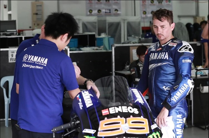 Terungkap, ada dua orang yang membuat Jorge Lorenzo dipecat dari perannya sebagai test rider Yamaha.