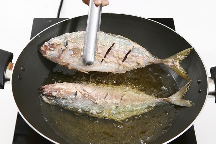 ilustrasi menggoreng ikan