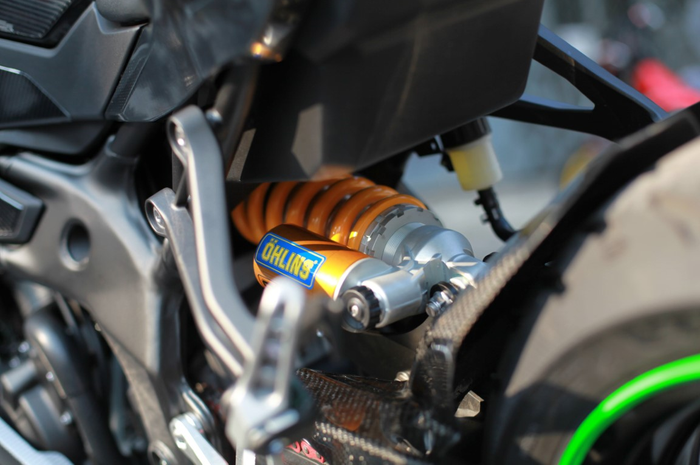 Sokbreker Ohlins terpasang di Kawasaki Ninja ZX-25R