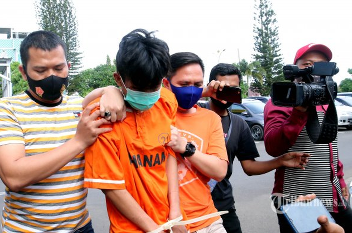 Petugas Kepolisian menggiring Alpin Andria (25) pelaku penusukan Syekh Ali Jaber di Mapolresta Bandar Lampung, Senin (14/9/2020). Polresta Bandar Lampung menetapkan Alpin Andria sebagai tersangka terkait kasus penusuk Syekh Ali Jaber saat memberikan ceramah di Masjid Falahuddin Tanjungkarang Bandar Lampung pada Minggu, 13 September 2020. 