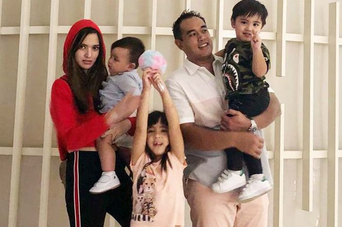 Keluarga Ardi Bakrie dan Nia Ramadhani