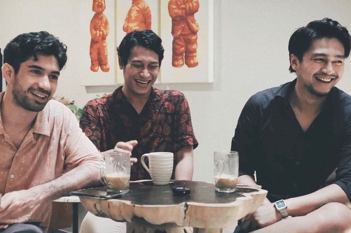 Ade Firman Hakim (tengah) Meninggal Dunia, Sahabatnya Deva Mahendra dan Reza Rahadian Belum Berkomentar