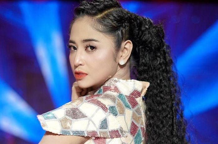 Mencak-mencak Dituding Cinta Mati Hingga Dimabuk Kepayang pada Pria Karyawannya Ini, Dewi Perssik: Heh Kamu Ngaca!