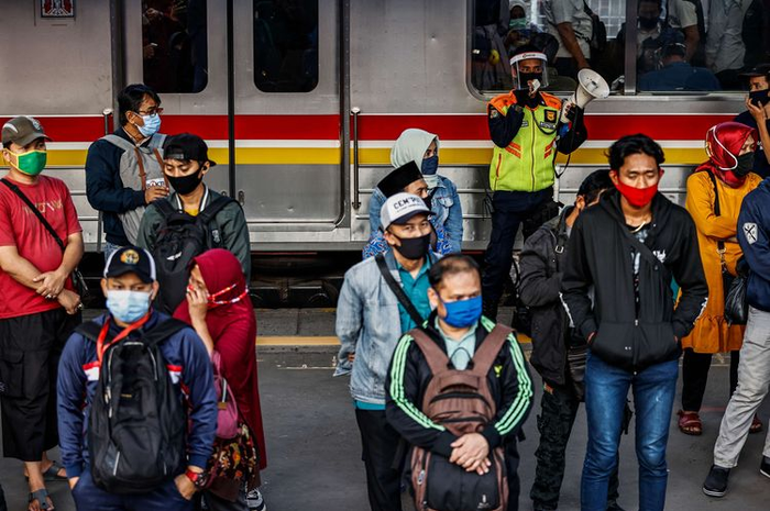 Penumpang KRL di Stasiun Tanah Abang (3/8/2020) Adanya larangan penggunaan masker scuba untuk penumpang KRL