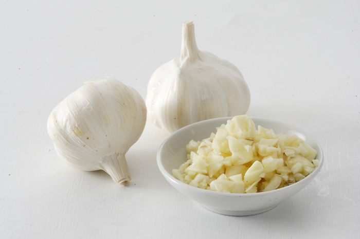 Enggak Nyangka! Cuma Taruh Bawang Putih Cincang di Sudut Meja Makan, Hal Ajaib Ini Akan Terjadi dalam Beberapa Jam