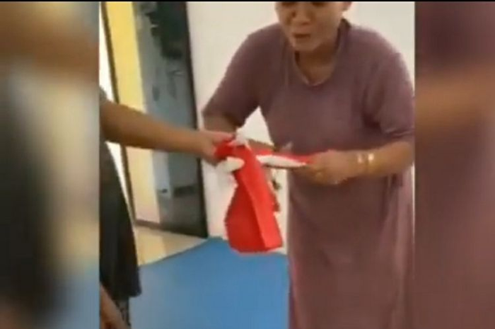 Video Ibu-ibu di Sumedang, Jawa Barat rusak bendera merah putih dengan cara digunting viral di media sosial Tik Tok, Facebook, dan YouTube, Rabu (16/9/2020). 