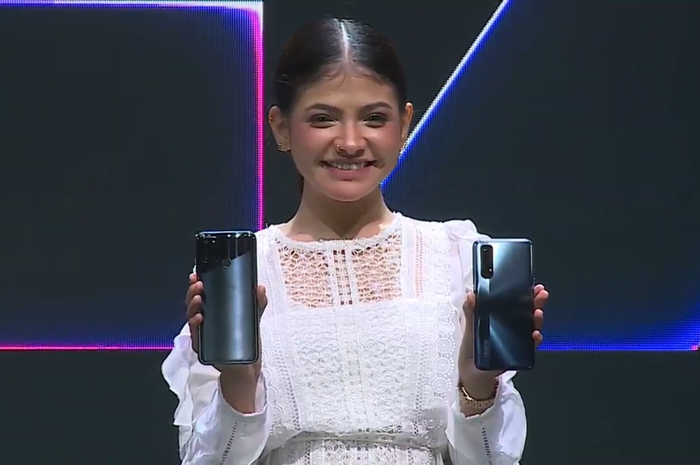 Sara Fajira dengan realme 7 dan 7i.