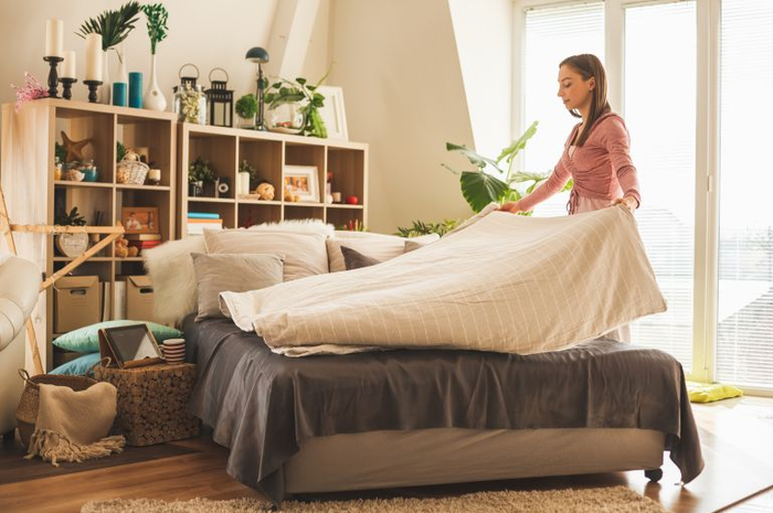 Membersihkan kamar
